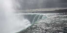 water flowing over Niagara Falls --- l'eau qui coule sur les chutes du Niagara