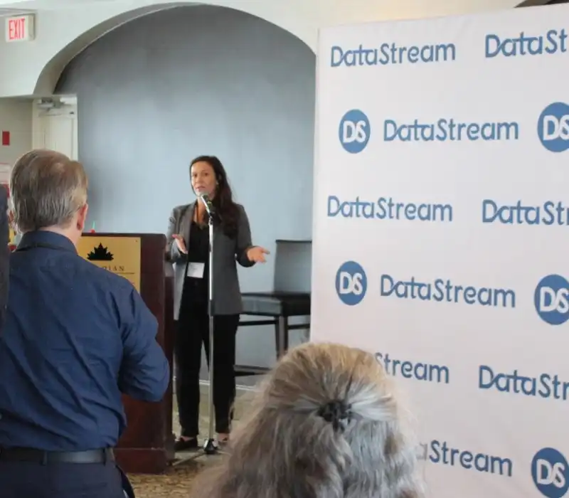 Carolyn DuBois de DataStream prononçant une allocution lors du lancement à Niagara Falls.